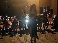 Thomas hraje její velkou deku mez