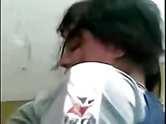 Mladý pár fucking v učebně