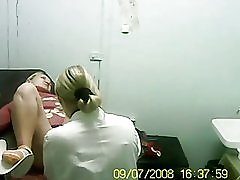 Blondýnka navštívil svého lékaře.