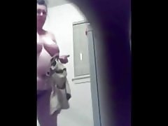 Skrytá kamera zachytí máma kripla nahý, že vidí fotoaparát!