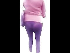 Impozantní milf pěkné vidět přes prdel