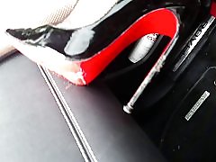 Lízej mi podpatky čisté! děvka v autě leatheramp; louboutin podpatky
